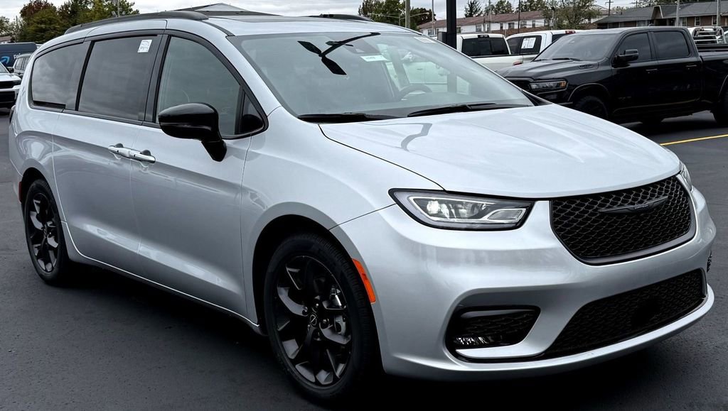 New 2026 Chrysler Pacifica Limited w/ Uconnect Theater Family Group