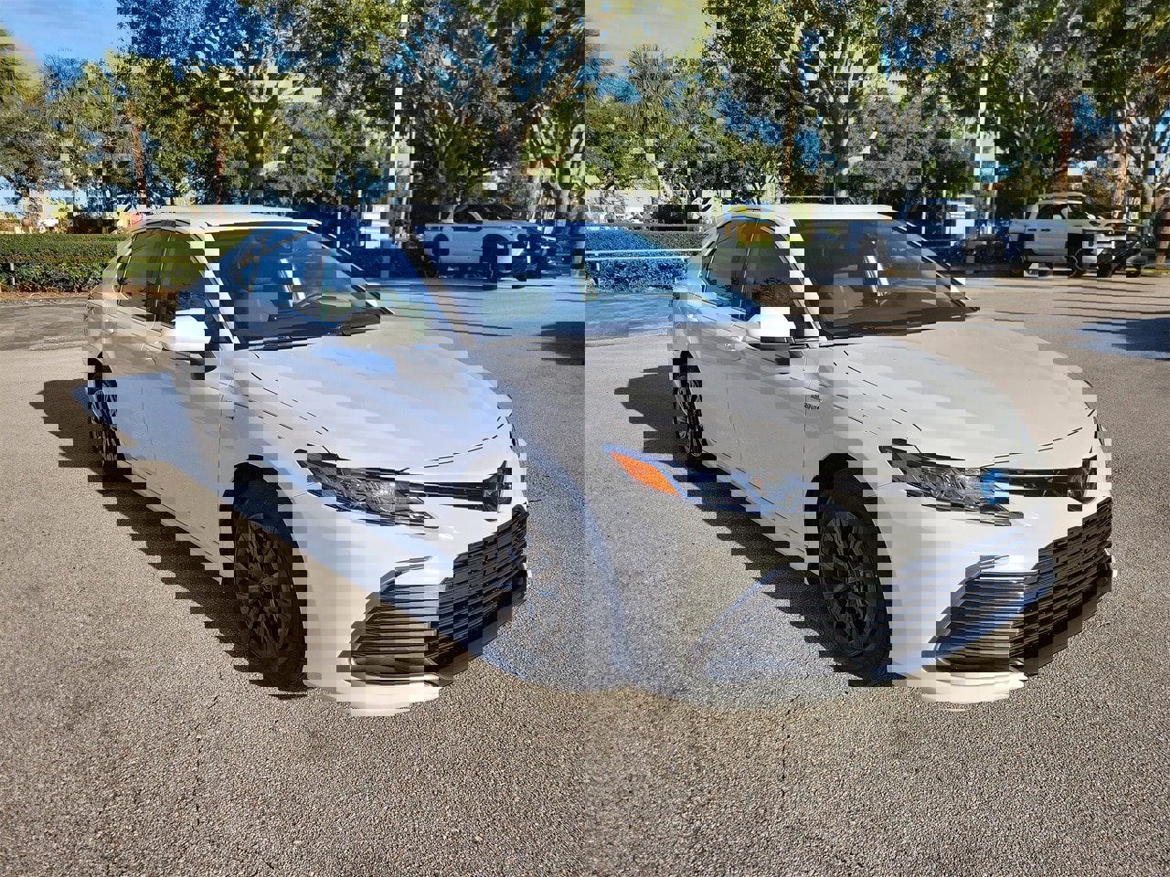 Used 2021 Toyota Camry LE image 2