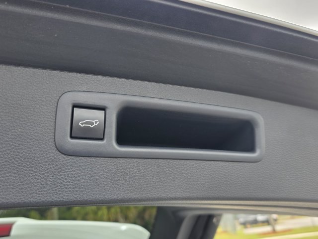 Used 2025 Toyota Highlander XLE FWD image 15