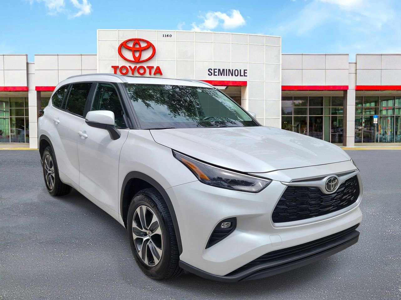 Used 2025 Toyota Highlander XLE FWD image 2