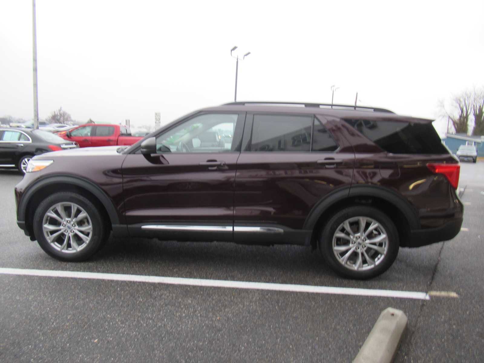 Used 2022 Ford Explorer XLT w/ Equipment Group 202A image 8