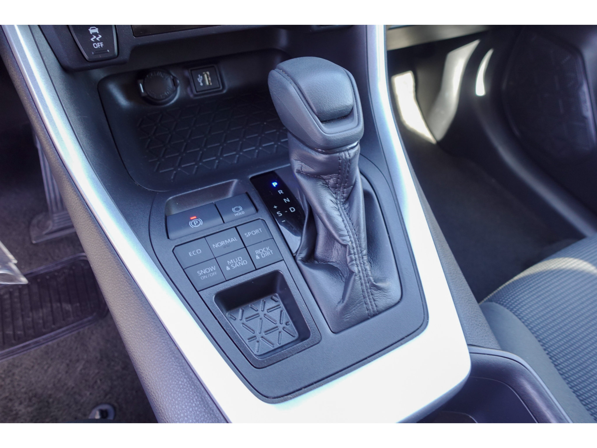 Used 2025 Toyota RAV4 LE AWD/4WD image 18