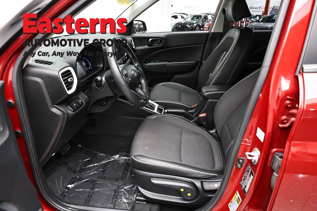 Used 2024 Hyundai Venue Limited FWD image 13