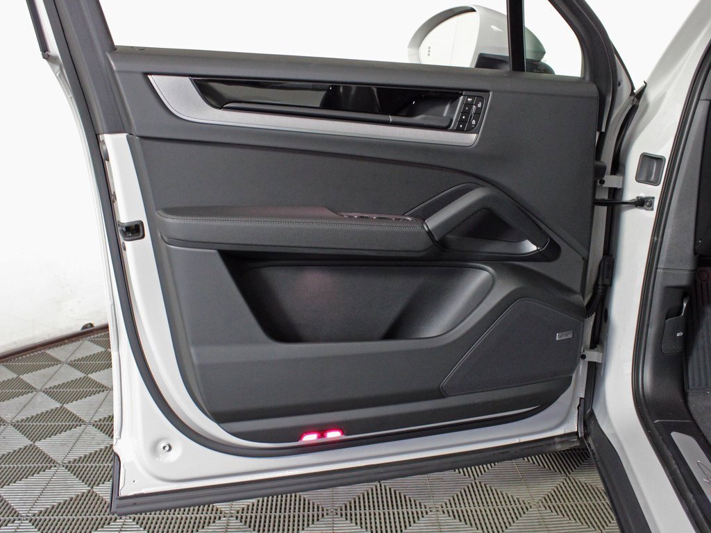 Used 2025 Porsche Cayenne E-Hybrid image 15