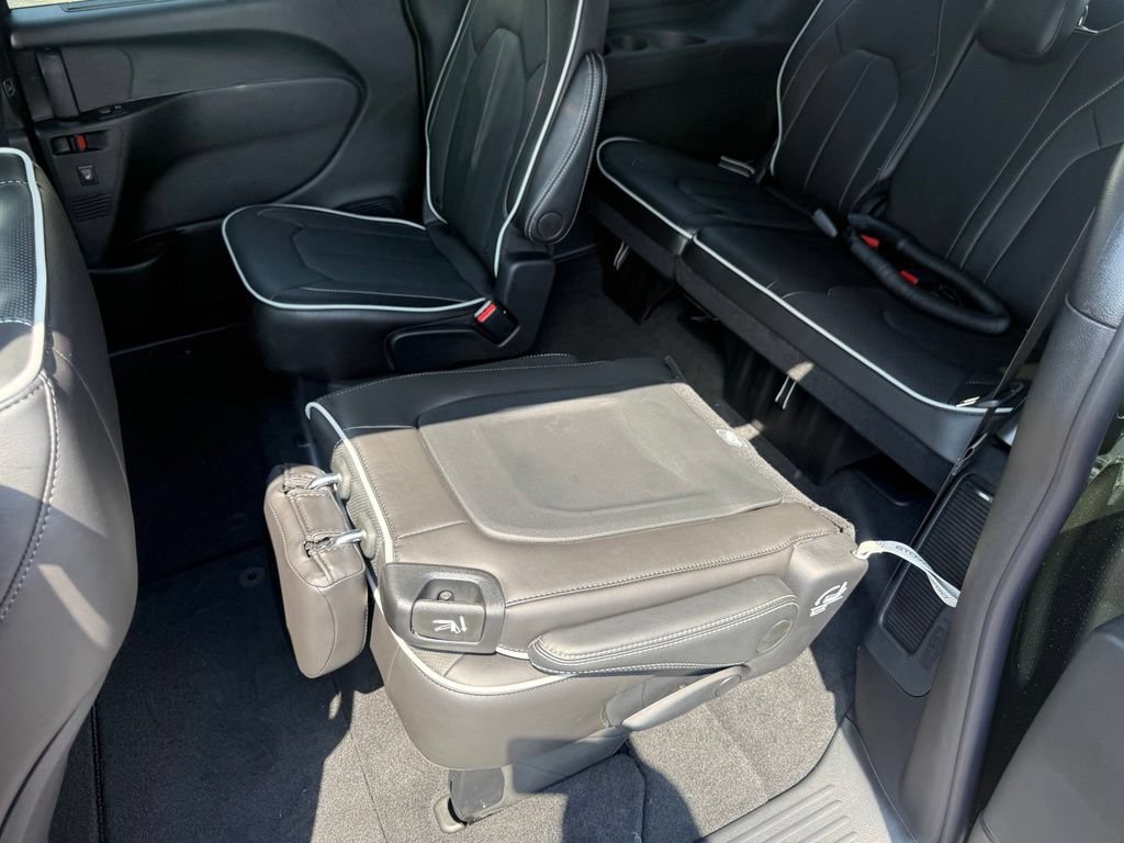 New 2027 Chrysler Pacifica Limited FWD image 30