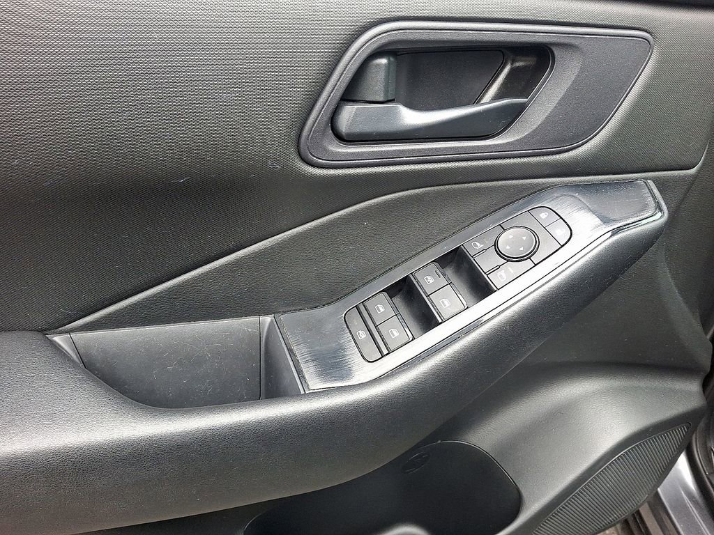 Used 2024 Nissan Rogue S image 12