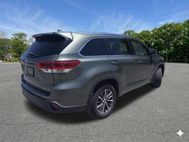 Used 2017 Toyota Highlander XLE w/ Carpet Mat Package AWD/4WD image 6