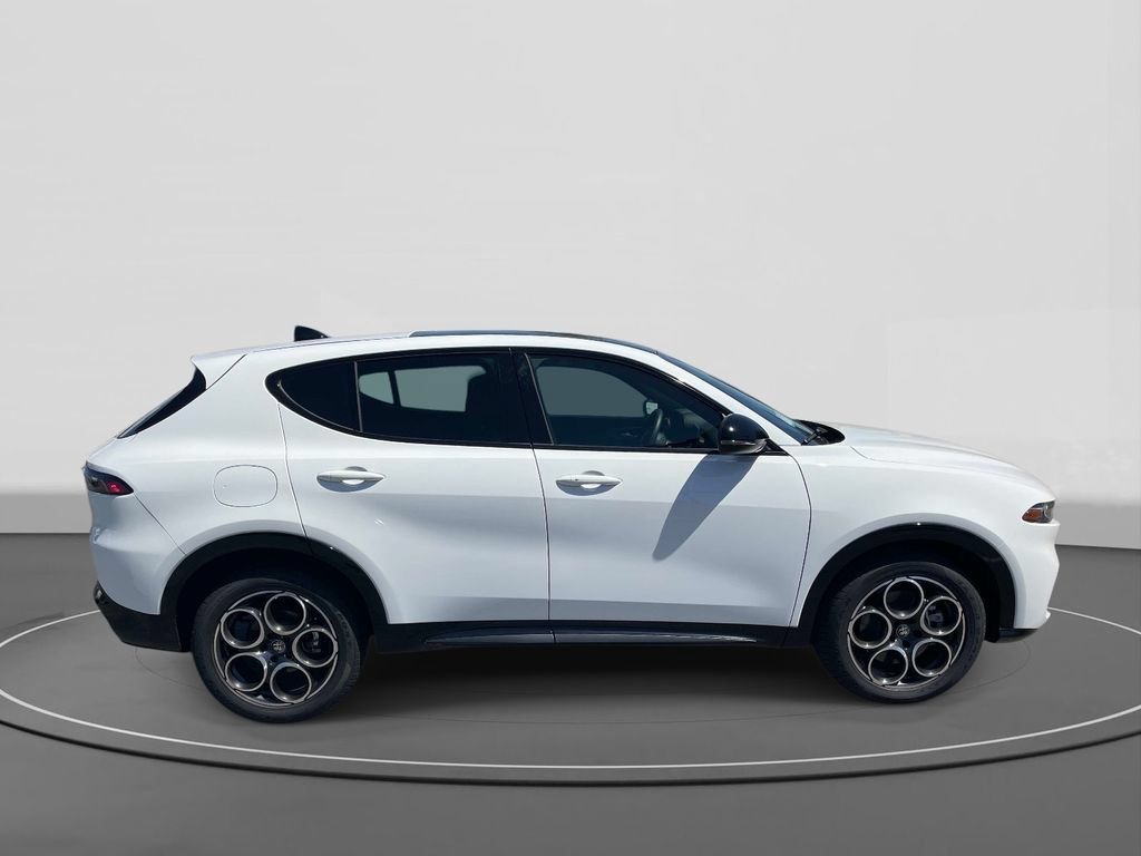 Used 2025 Alfa Romeo Tonale w/ Premium Package AWD/4WD image 3