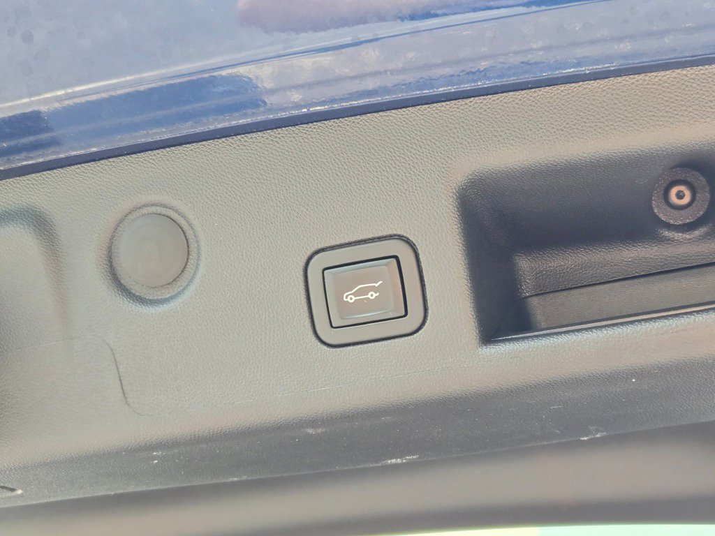 Used 2022 Chevrolet Equinox RS w/ Infotainment Package image 14