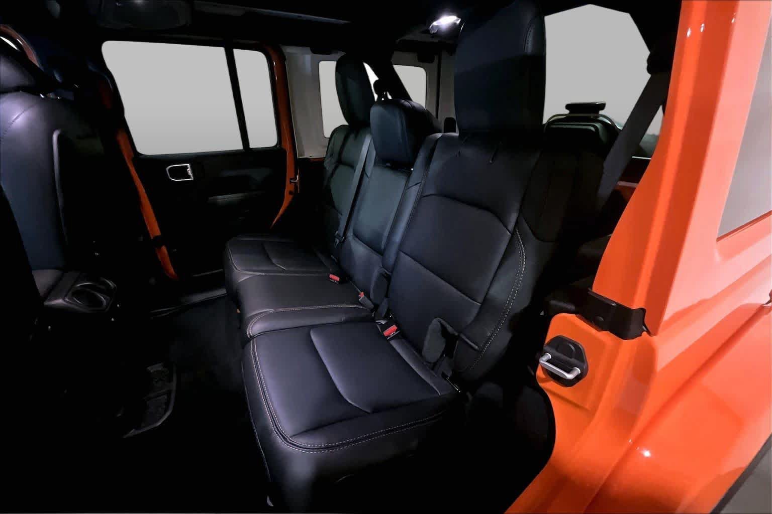 Used 2025 Jeep Wrangler Unlimited Sahara AWD/4WD image 19