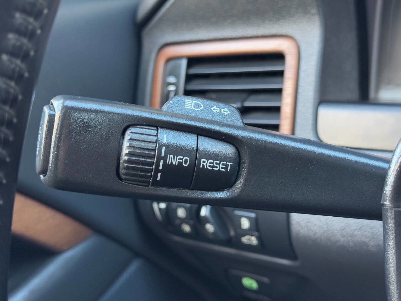 Used 2010 Volvo XC70 3.2 image 28