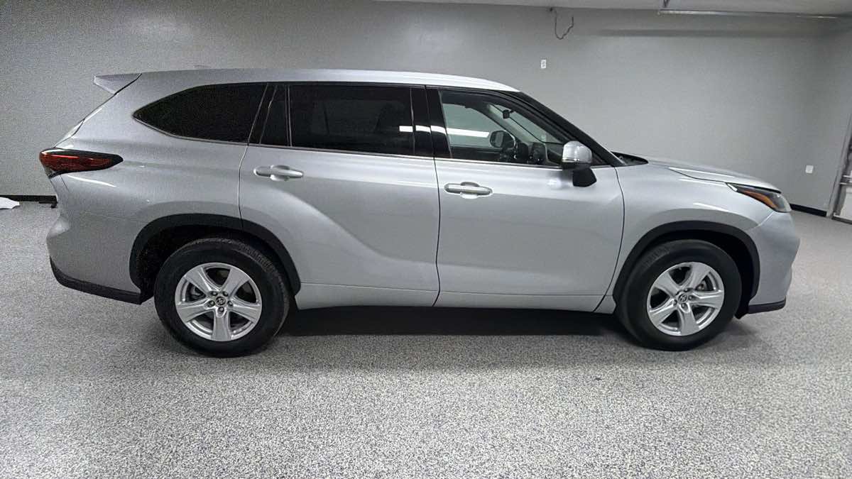 Used 2021 Toyota Highlander LE FWD image 2