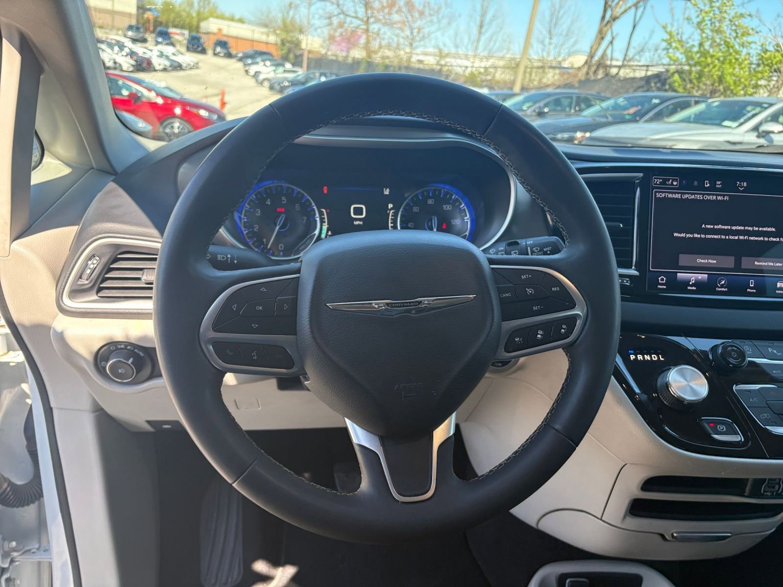 Used 2023 Chrysler Pacifica Touring-L image 29