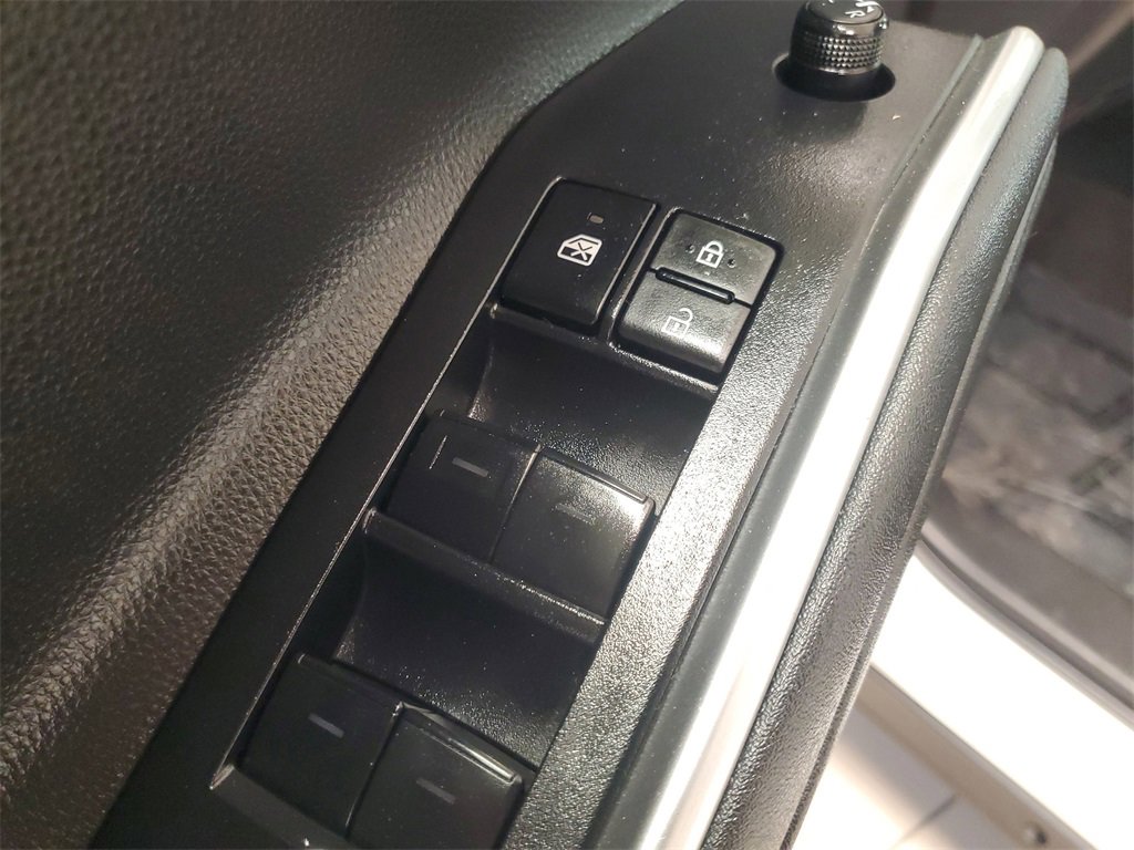 Used 2023 Toyota Highlander LE image 19