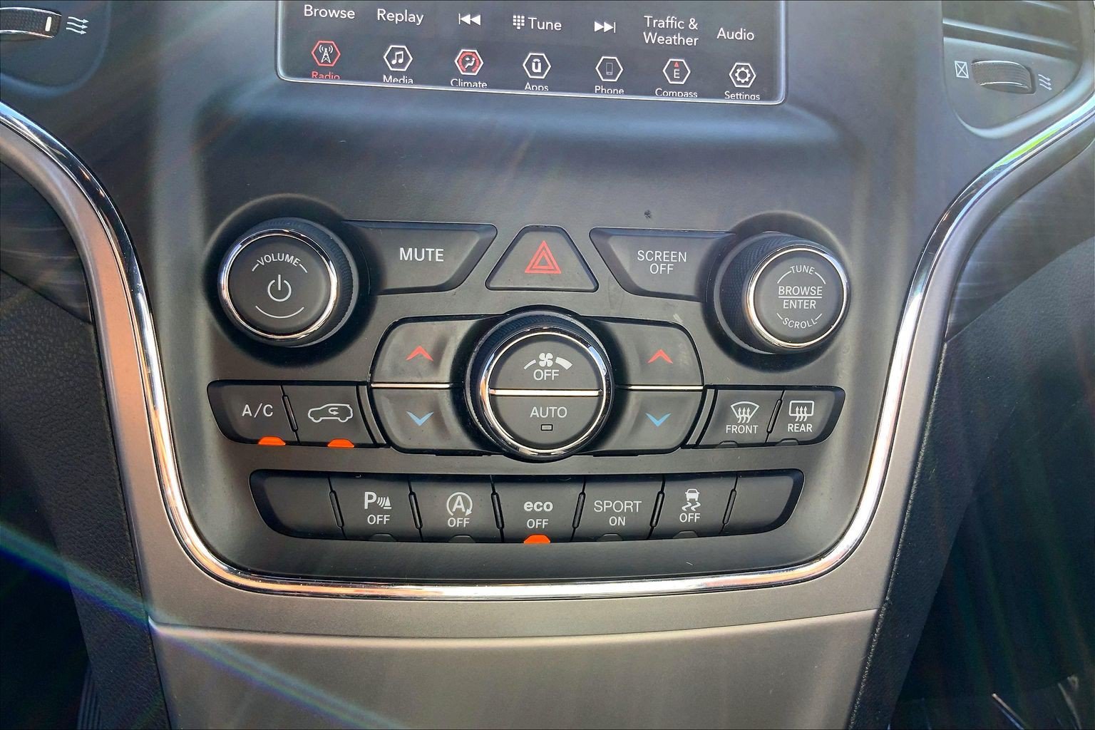 Used 2020 Jeep Grand Cherokee Laredo AWD/4WD image 31