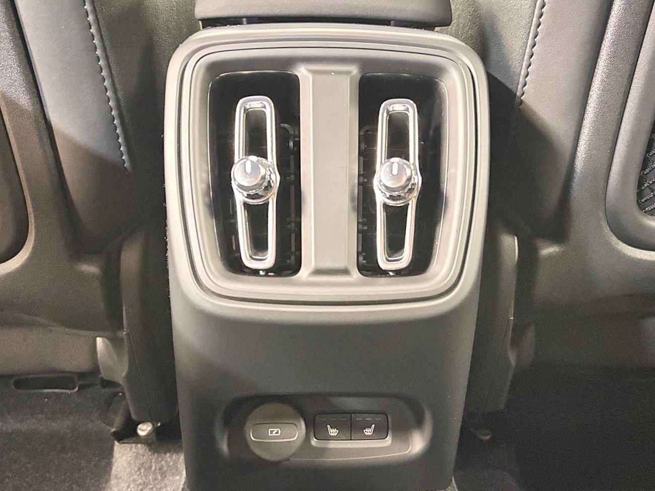 Used 2025 Volvo EX40 Plus w/ Climate Package AWD/4WD image 30