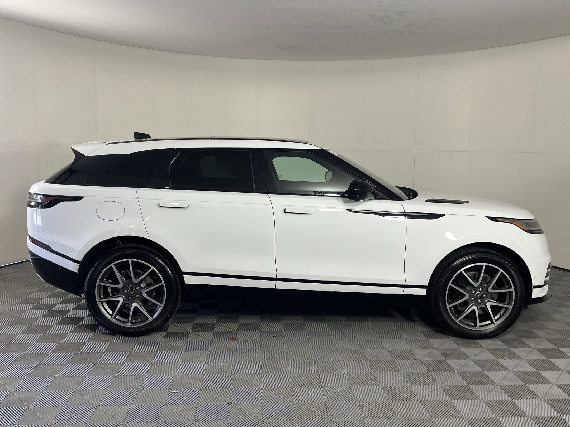 New 2026 Land Rover Range Rover Velar Dynamic SE image 7