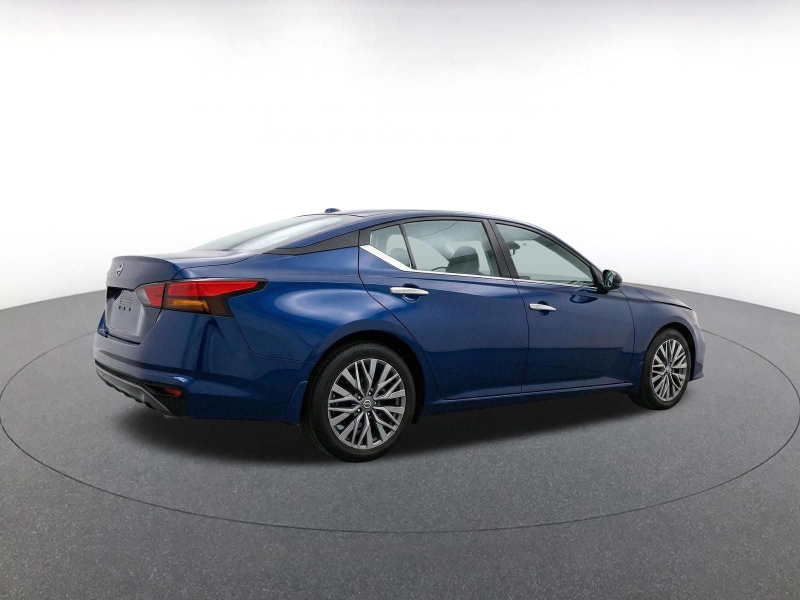 Used 2025 Nissan Altima 2.5 SV FWD image 9