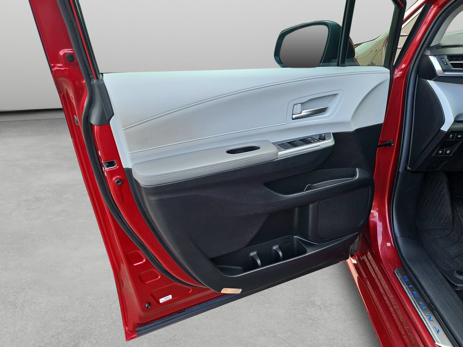 Used 2025 Toyota Sienna XLE FWD image 34