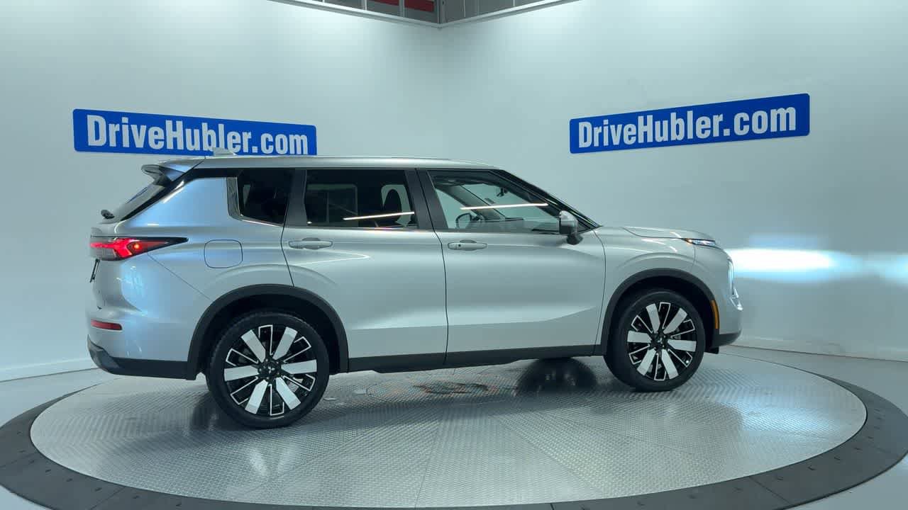 Used 2025 Mitsubishi Outlander SE FWD image 3