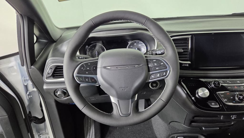 New 2027 Chrysler Pacifica Select AWD/4WD image 16