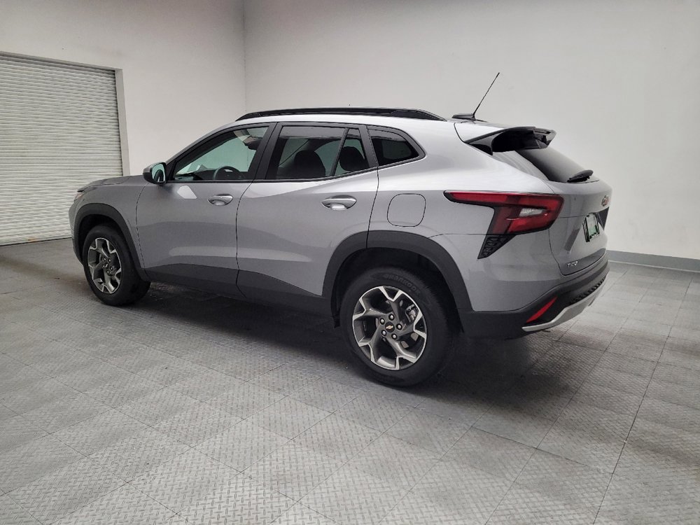 Used 2025 Chevrolet Trax LT w/ LT Convenience Package image 3