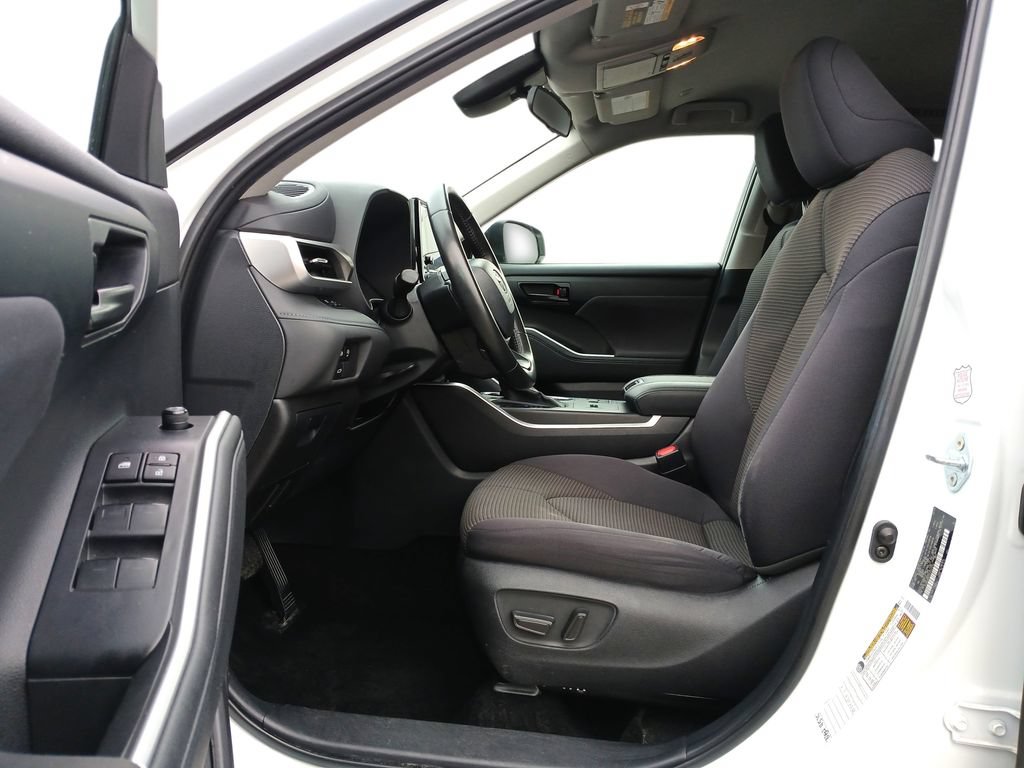 Used 2024 Toyota Highlander LE FWD image 20