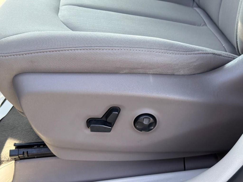 Used 2020 Chrysler Voyager LX image 15