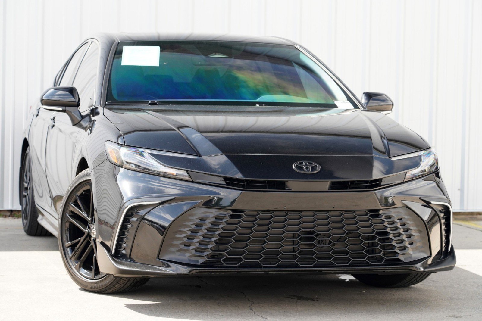 Used 2025 Toyota Camry SE w/ Convenience Package image 2