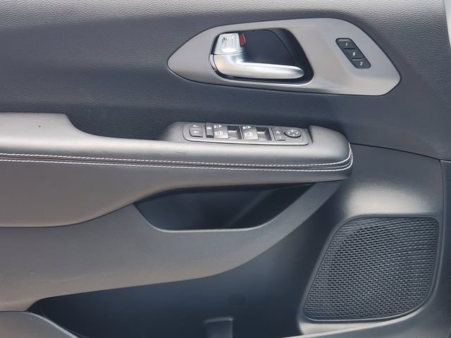 New 2027 Chrysler Pacifica Limited FWD image 19