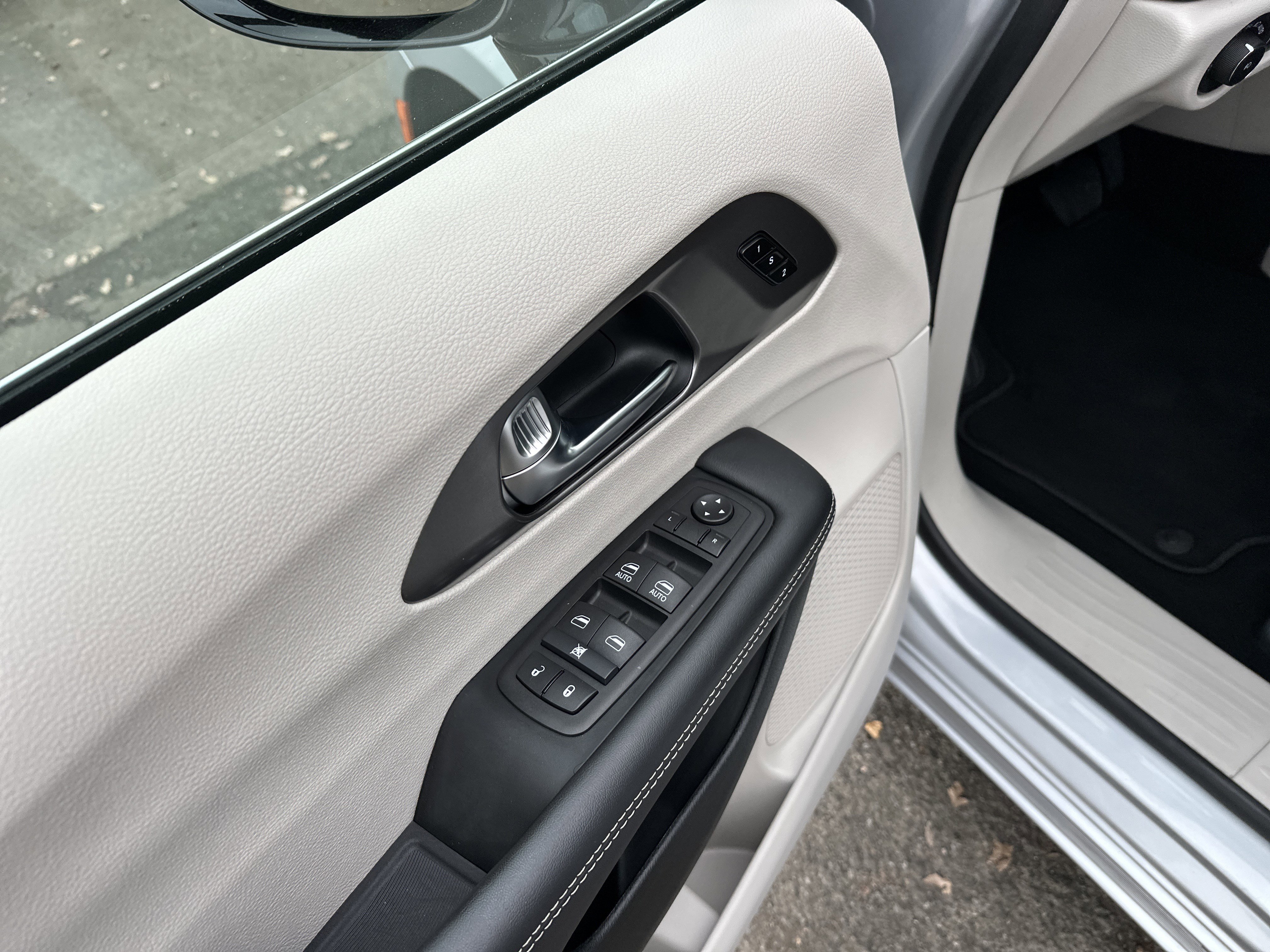 Used 2024 Chrysler Pacifica Touring-L image 14