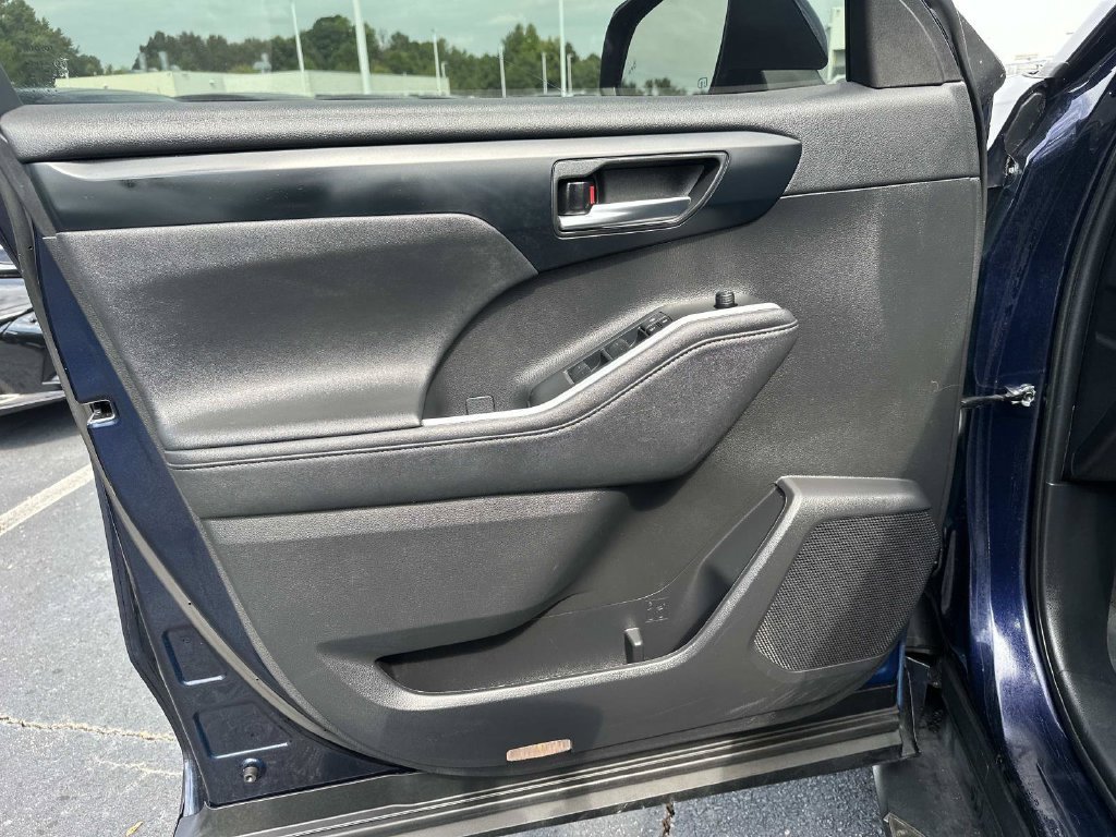Used 2023 Toyota Highlander XLE FWD image 23