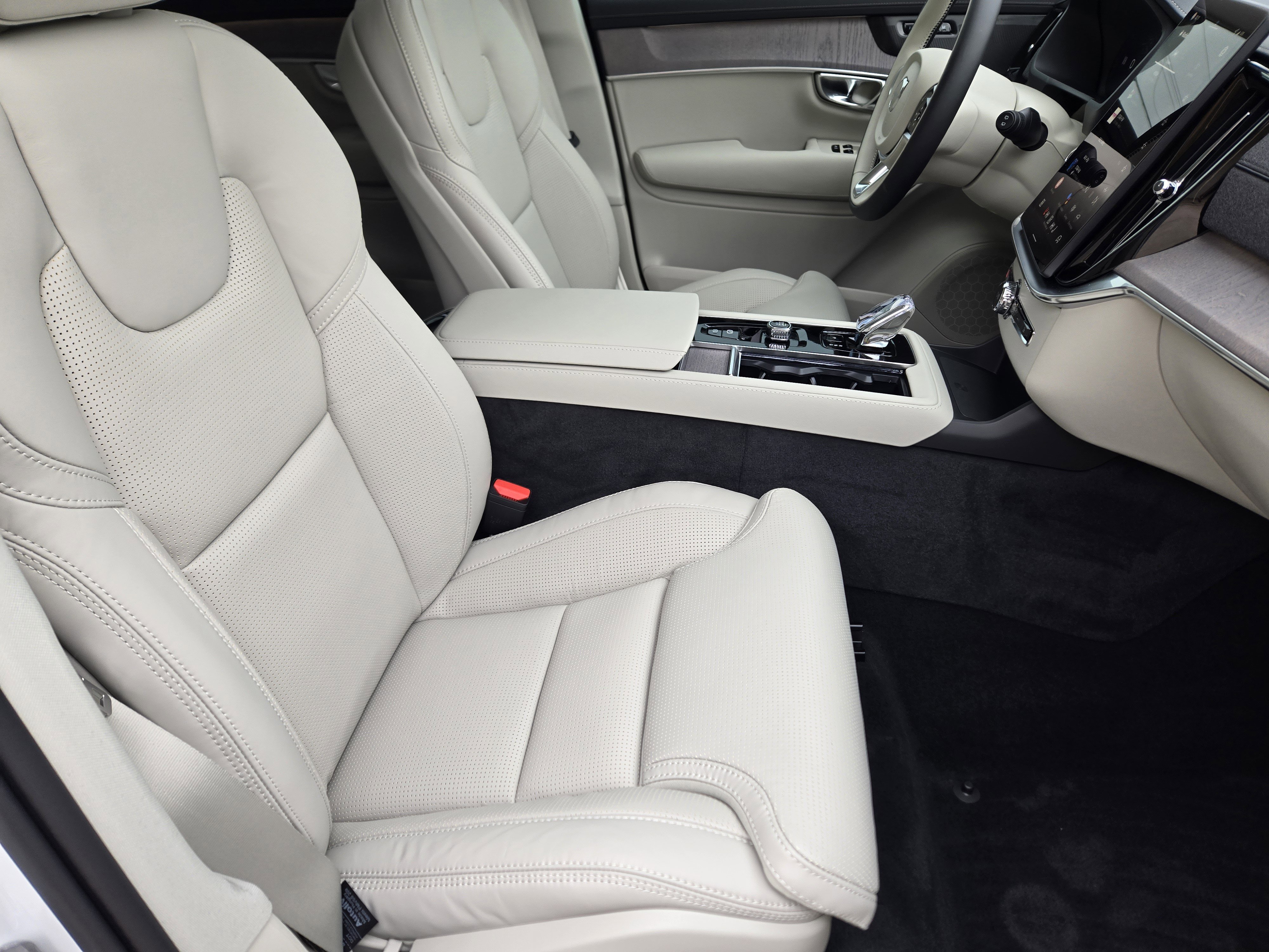 New 2026 Volvo XC90 B6 Ultra w/ Protection Package image 16