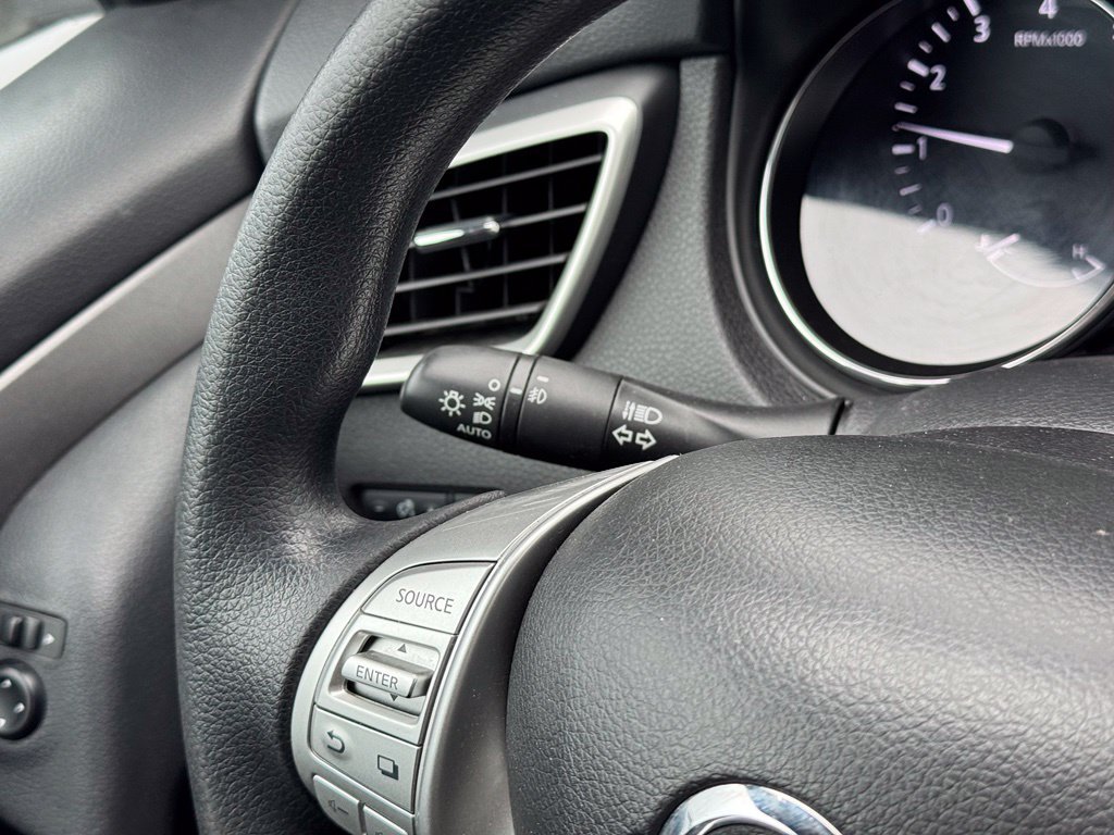 Used 2015 Nissan Rogue SV FWD image 27