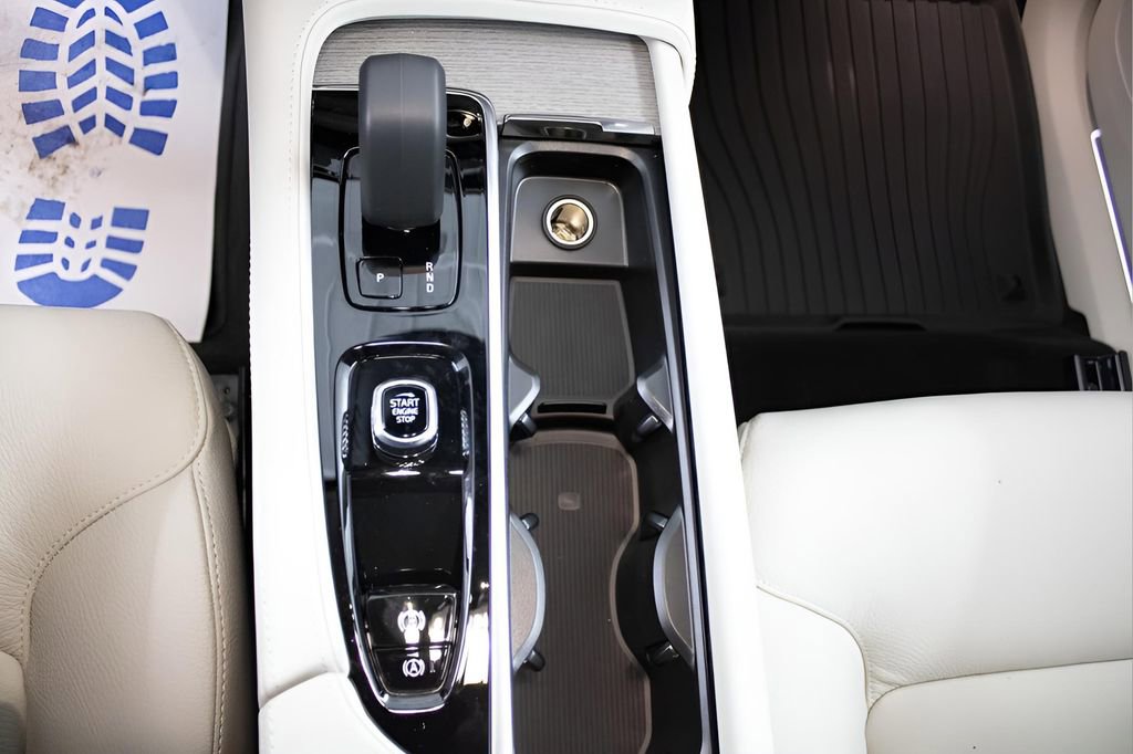 Certified 2025 Volvo XC90 B6 Plus w/ Protection Package Premier image 33