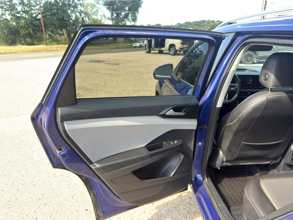 Used 2023 Volkswagen Taos SE w/ Panoramic Sunroof Package FWD image 27