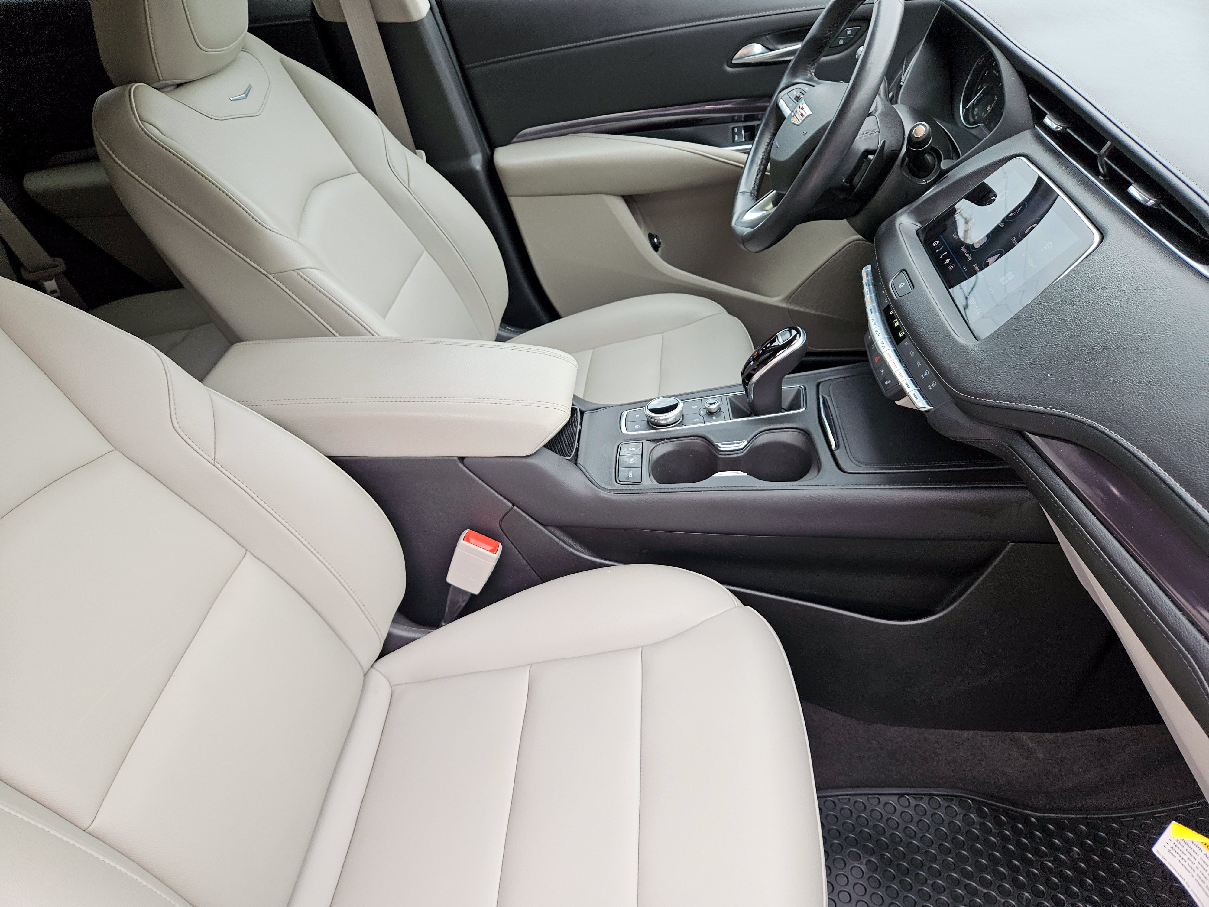 Used 2022 Cadillac XT4 Luxury w/ Cold Weather Package FWD image 12