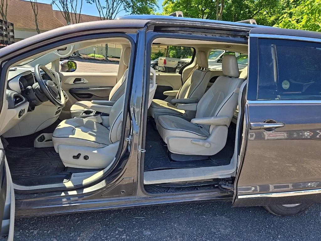 Used 2017 Chrysler Pacifica Platinum FWD image 12