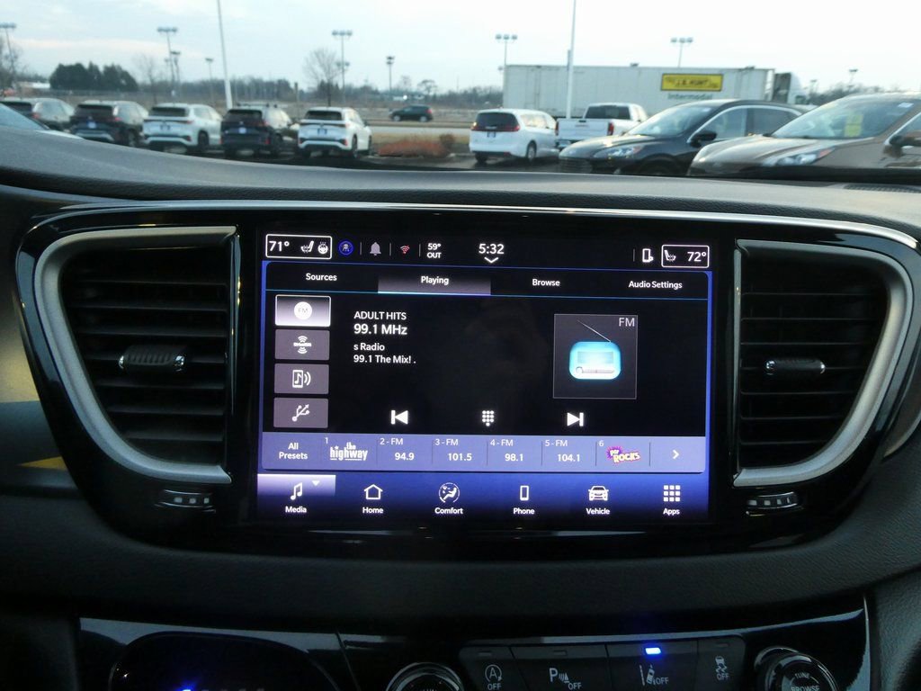 Used 2025 Chrysler Pacifica Select image 9
