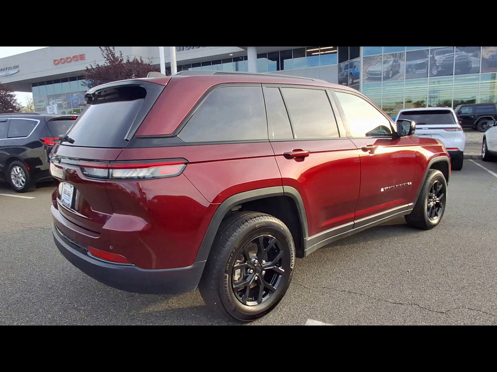 Used 2024 Jeep Grand Cherokee Altitude AWD/4WD image 8