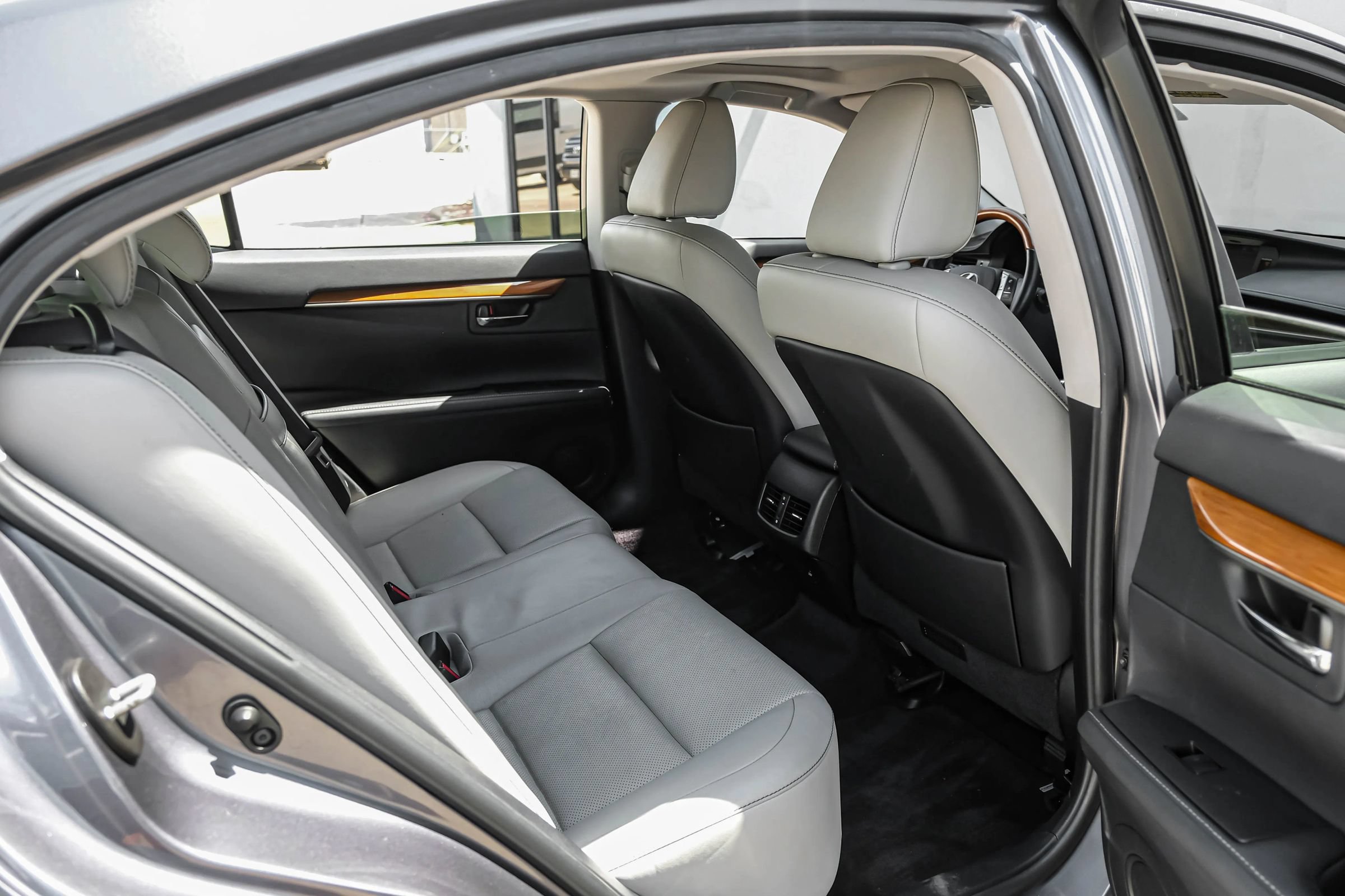 Used 2014 Lexus ES 300h w/ Luxury Package w/Bamboo Trim FWD image 33