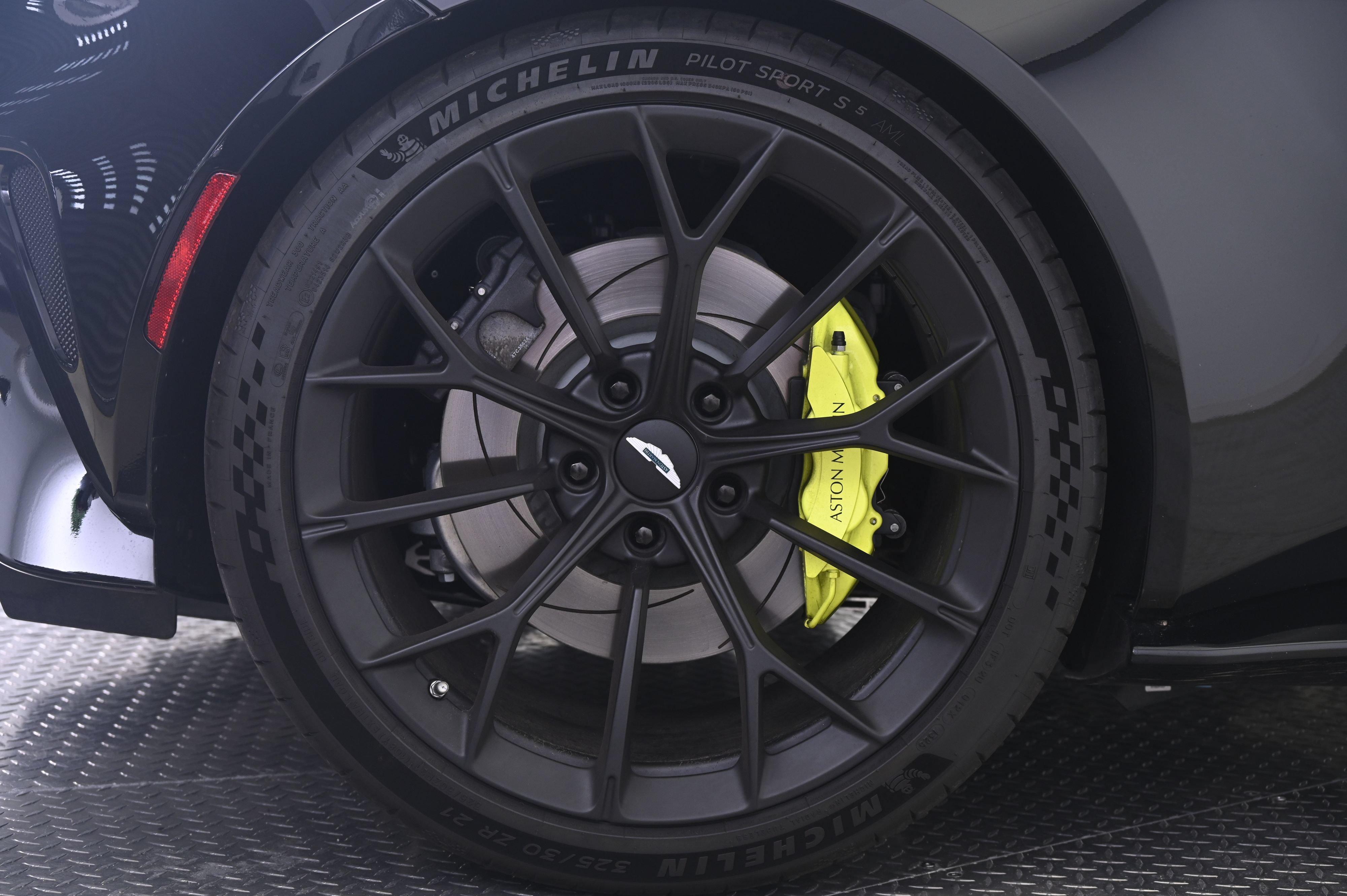 Used 2026 Aston Martin V8 Vantage Coupe RWD image 16