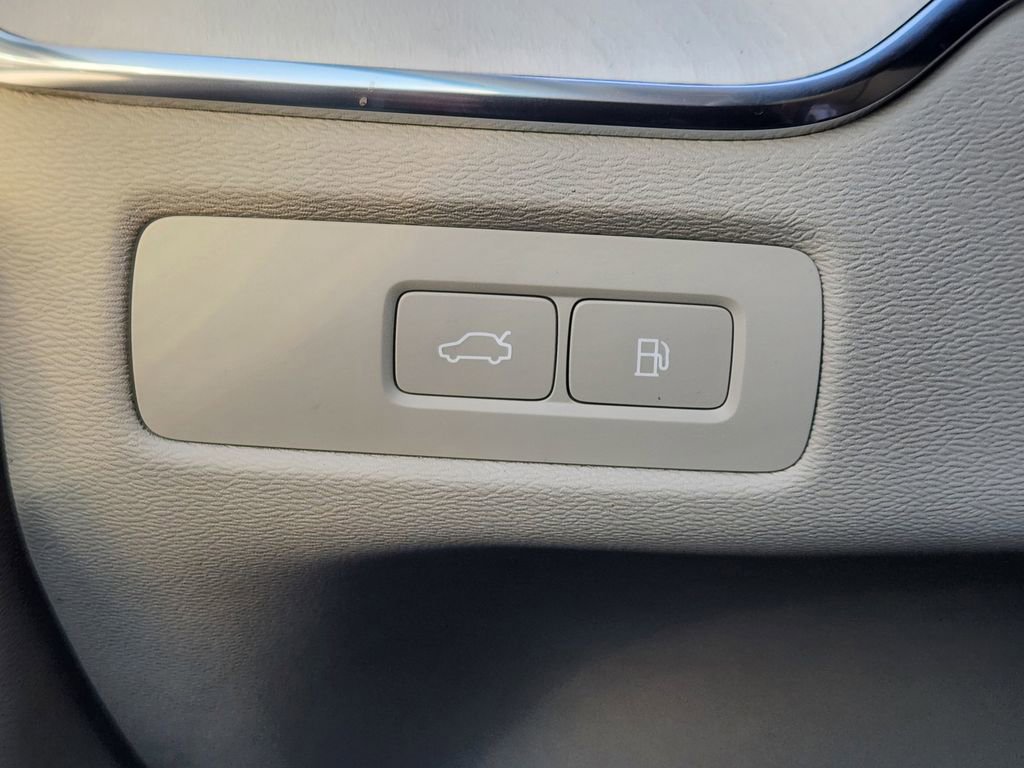 New 2026 Volvo XC60 T8 Ultra w/ Climate Package image 12