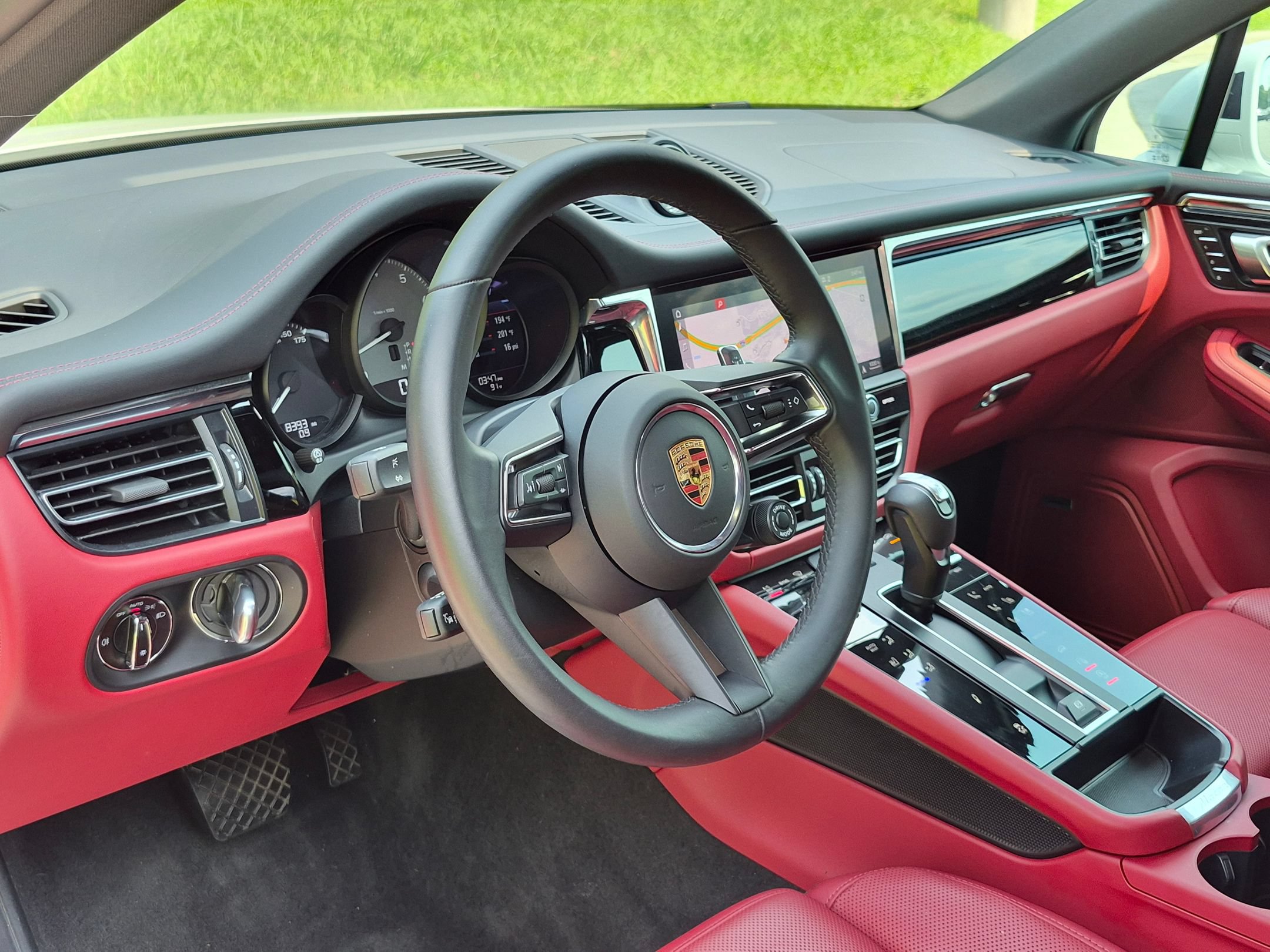 Certified 2025 Porsche Macan S AWD/4WD image 4