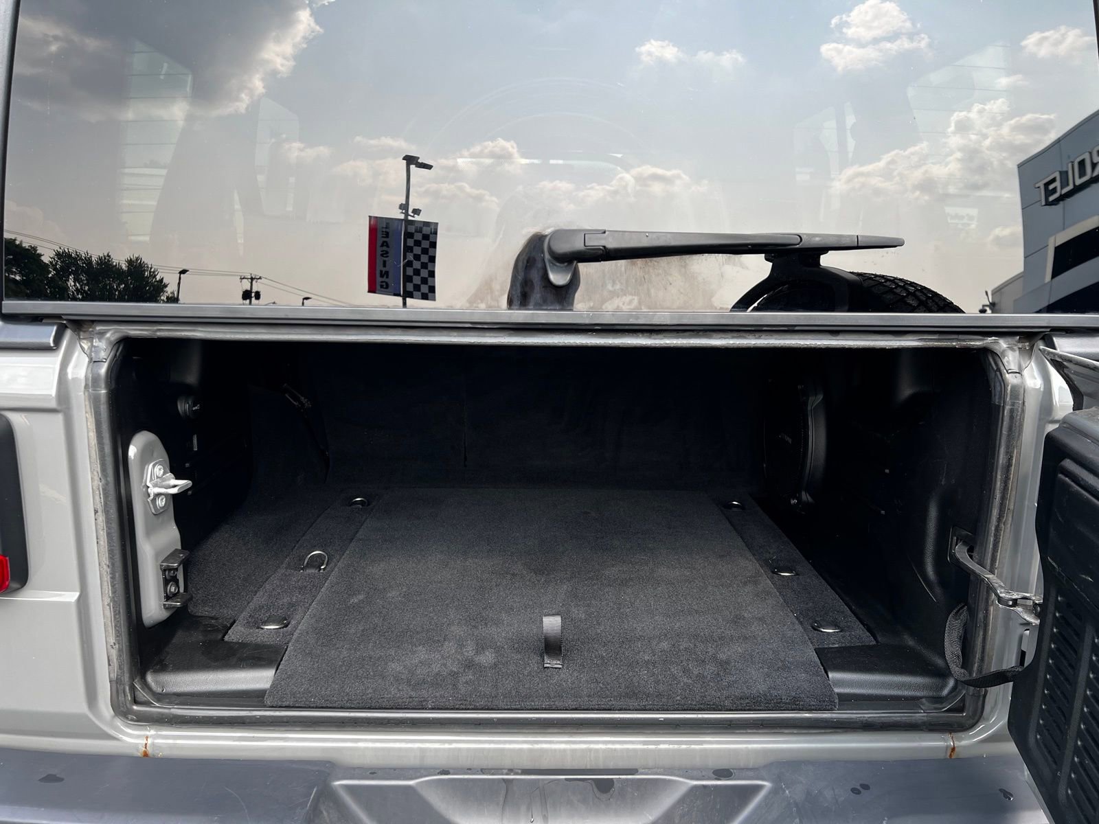 Used 2018 Jeep Wrangler Unlimited Sahara image 5