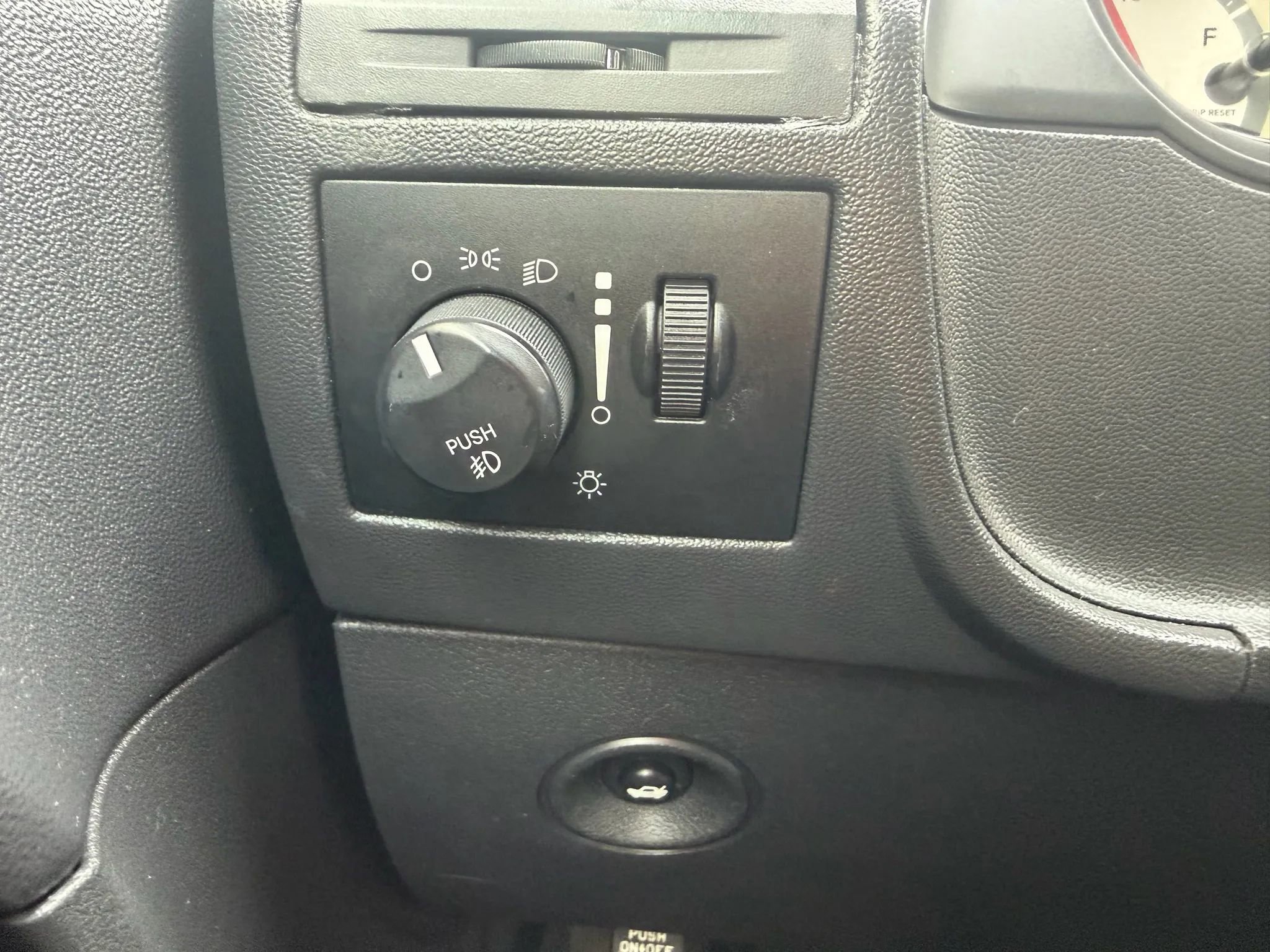 Used 2010 Dodge Challenger SE image 14