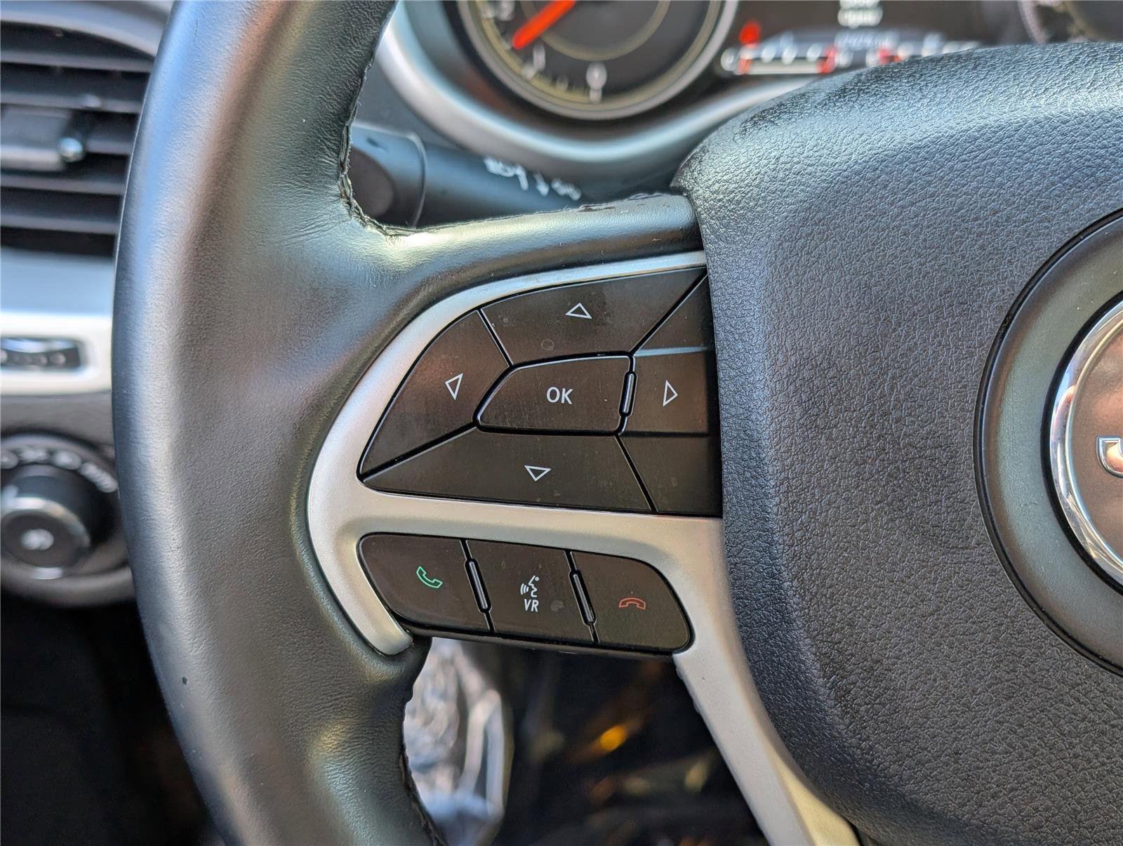 Used 2018 Jeep Cherokee Limited image 22