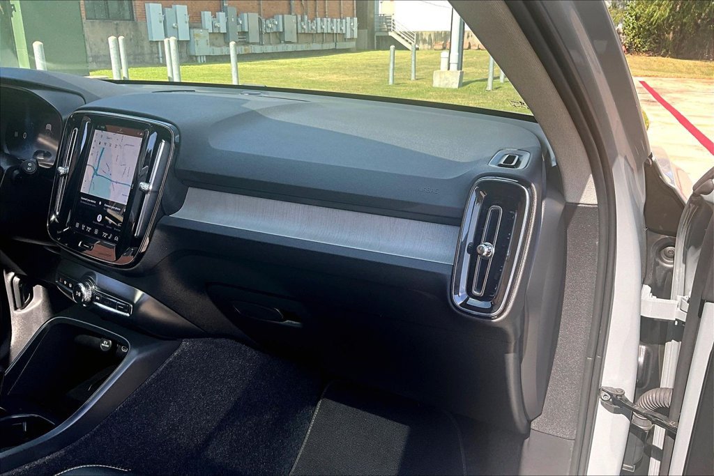Certified 2025 Volvo XC40 B5 Core AWD/4WD image 21
