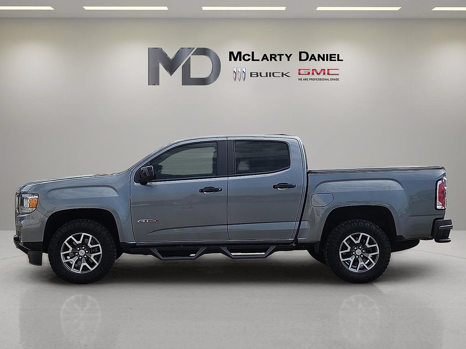 Certified 2022 GMC Canyon AT4 w/ Trailering Package AWD/4WD image 2