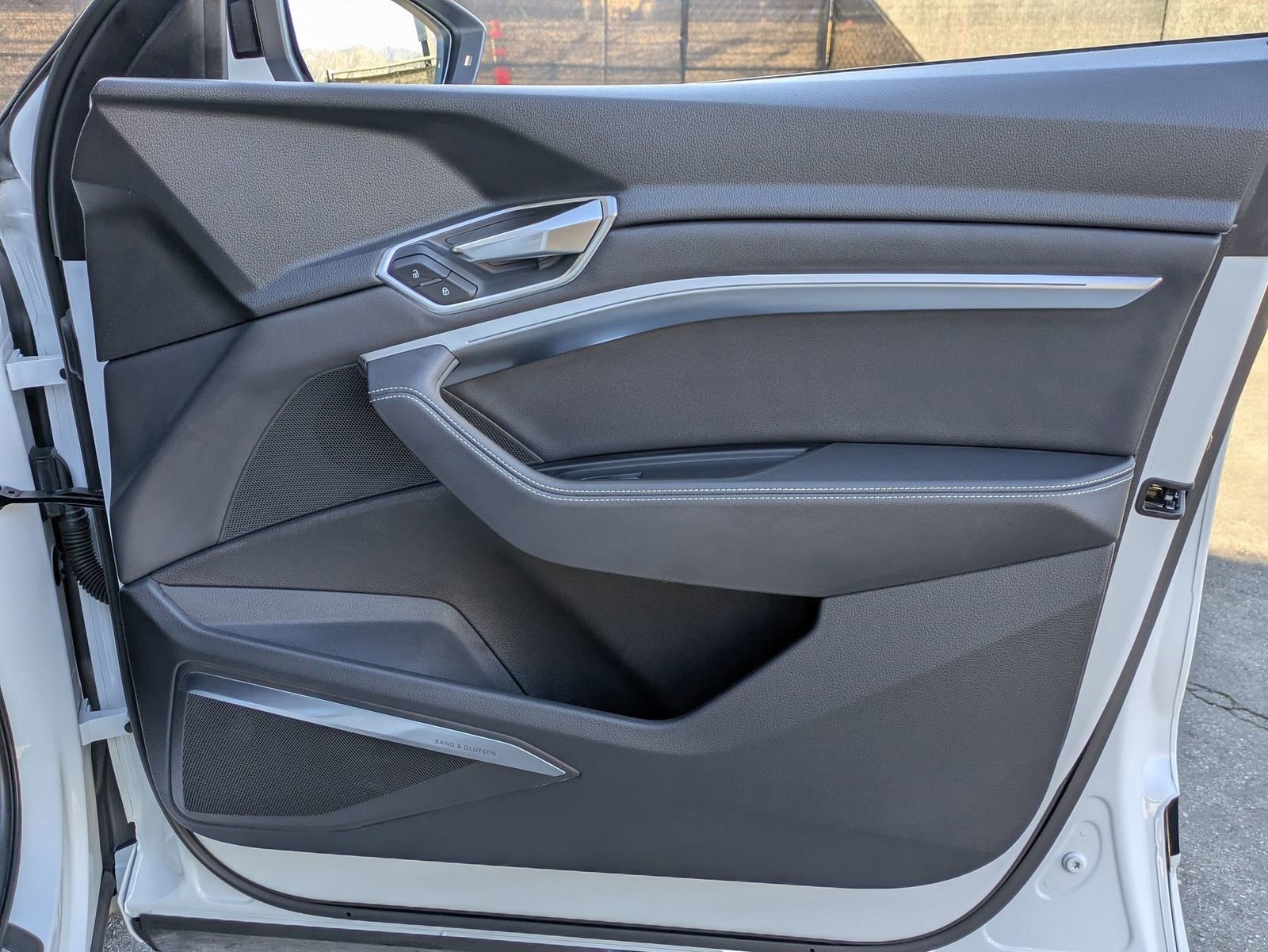 Used 2024 Audi Q8 e-tron Premium Plus image 19